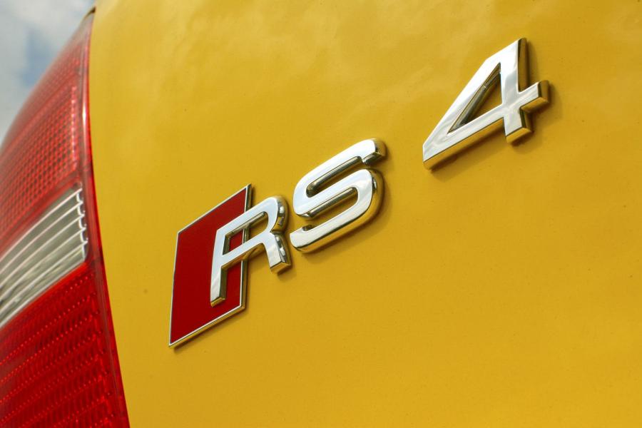 Логотип Audi RS4 Avant (B5, 8D) 2000 года  (UK) (фото 26 из 40)